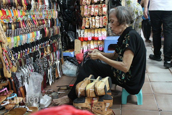 Cụ bà 70 tuổi cuối cùng bán guốc mộc ở Sài Gòn