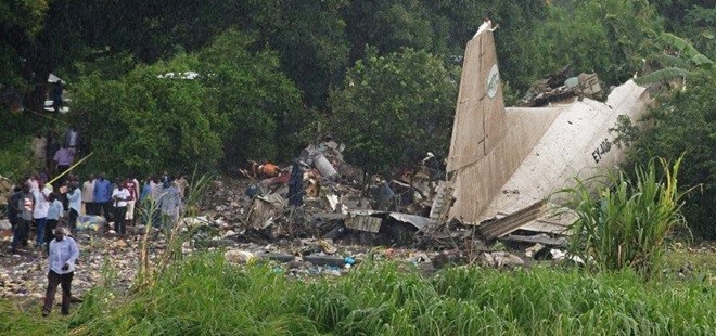 Máy bay vỡ nát cạnh bờ sông ở Nam Sudan