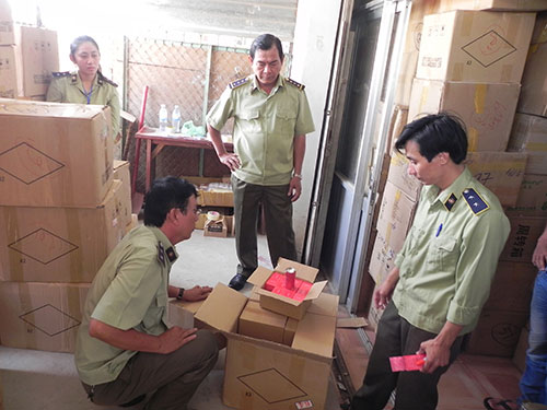  Lực lượng QLTT TP HCM xử lý một vụ nhập lậu mỹ phẩm từ Trung Quốc với số lượng lớn