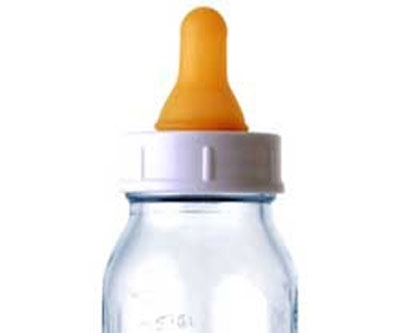           Bình sữa nhựa trong ảnh hưởng lớn tới sức khỏe của trẻ. Ảnh minh họa