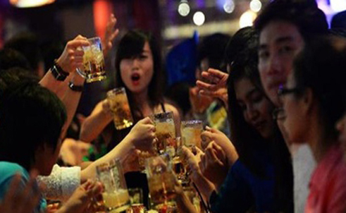 Việt Nam mỗi năm tiêu thụ khoảng 3 tỷ lít bia, đứng thứ ba châu Á và thứ nhất Đông Nam Á. Ảnh: AFP