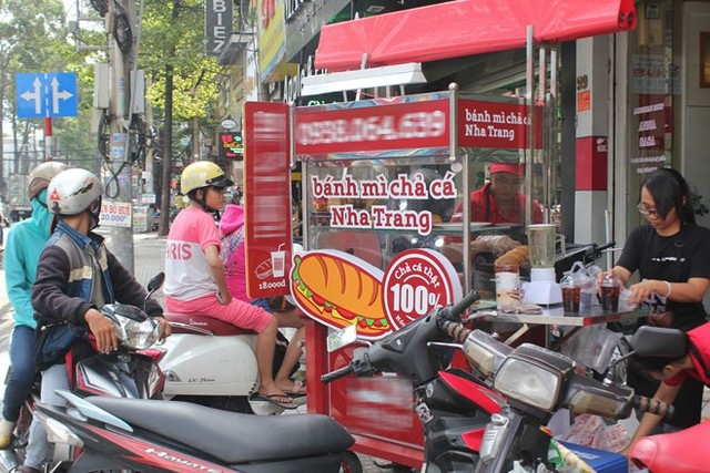Bánh mì chả cá 10.000 đồng nở rộ khắp Sài Gòn