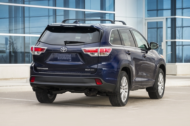 Chọn Toyota Highlander 2015 mạnh mẽ, sang trọng hay Mazda CX-9 tiện nghi, trẻ trung?