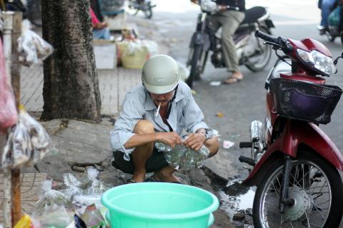Chợ đàn ông bé tí xíu giữa Sài Gòn