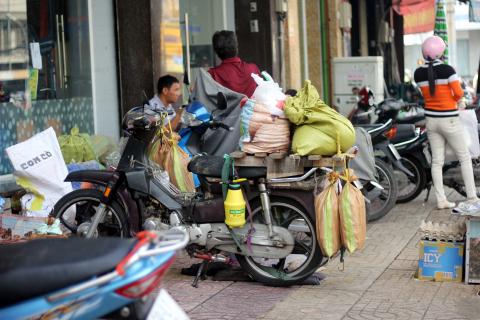 Chợ đàn ông bé tí xíu giữa Sài Gòn