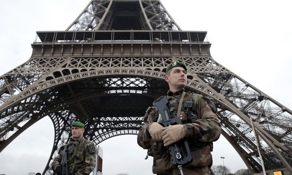 Tháp Eiffel phải đóng cửa vì khủng bố