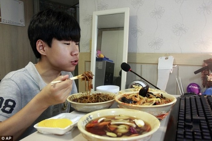 Cậu bé 14 tuổi kiếm 1500 USD đêm nhờ ngồi ăn uống