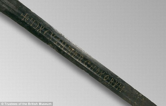 Dòng mật mã 18 chữ bí ẩn trên thanh kiếm cổ 800 tuổi