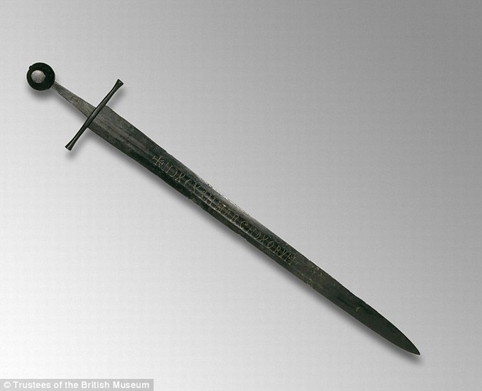 Dòng mật mã 18 chữ bí ẩn trên thanh kiếm cổ 800 tuổi